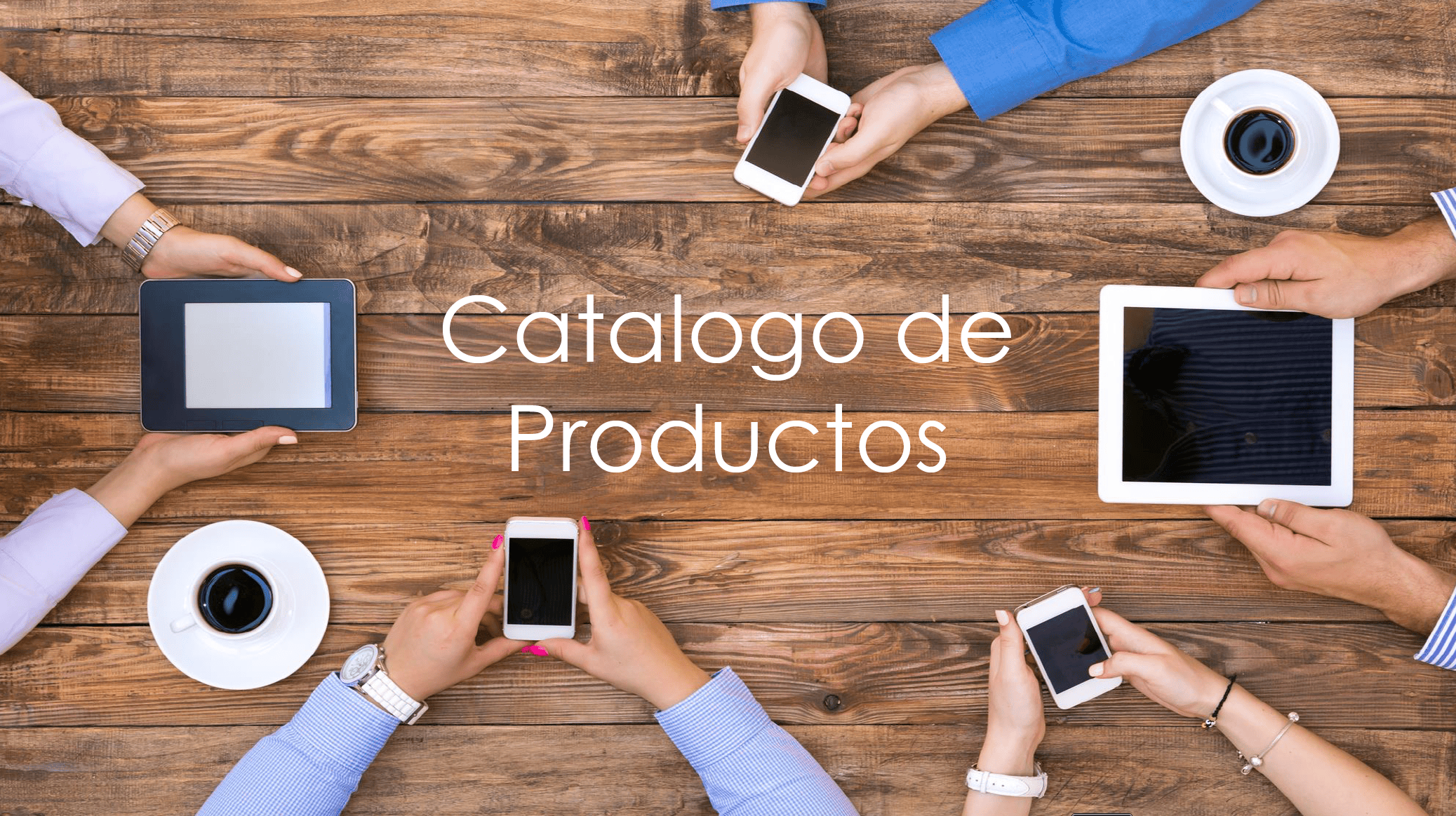 Personas usando dispositivos móviles y tablets alrededor de una mesa de madera, representando el catálogo de productos tecnológicos y soluciones empresariales de QMA.