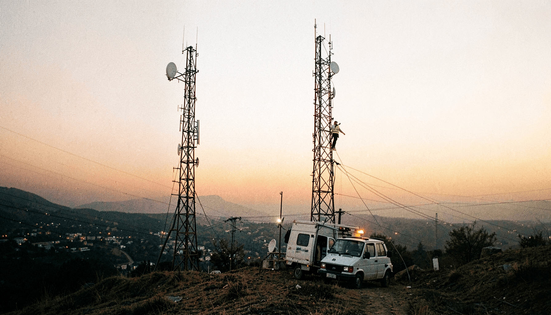 Torres de telecomunicaciones en una loma al atardecer con un técnico subiendo, ilustración del artículo sobre fuga de parches