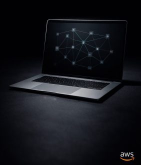 Laptop empresarial mostrando un diagrama abstracto de topología de infraestructura en AWS, en entorno oscuro de estudio, para arquitectura cloud segura y escalable.